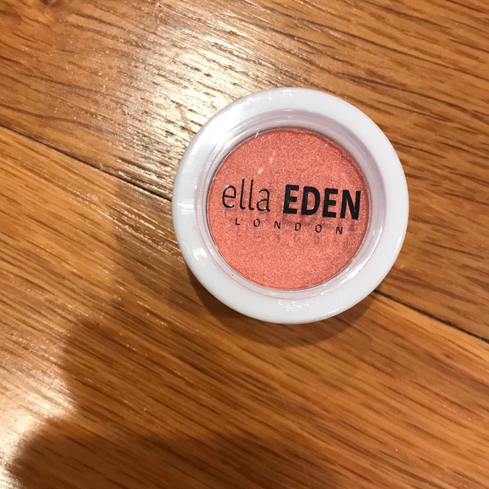 Ella seen pressed pigment in color harmony.